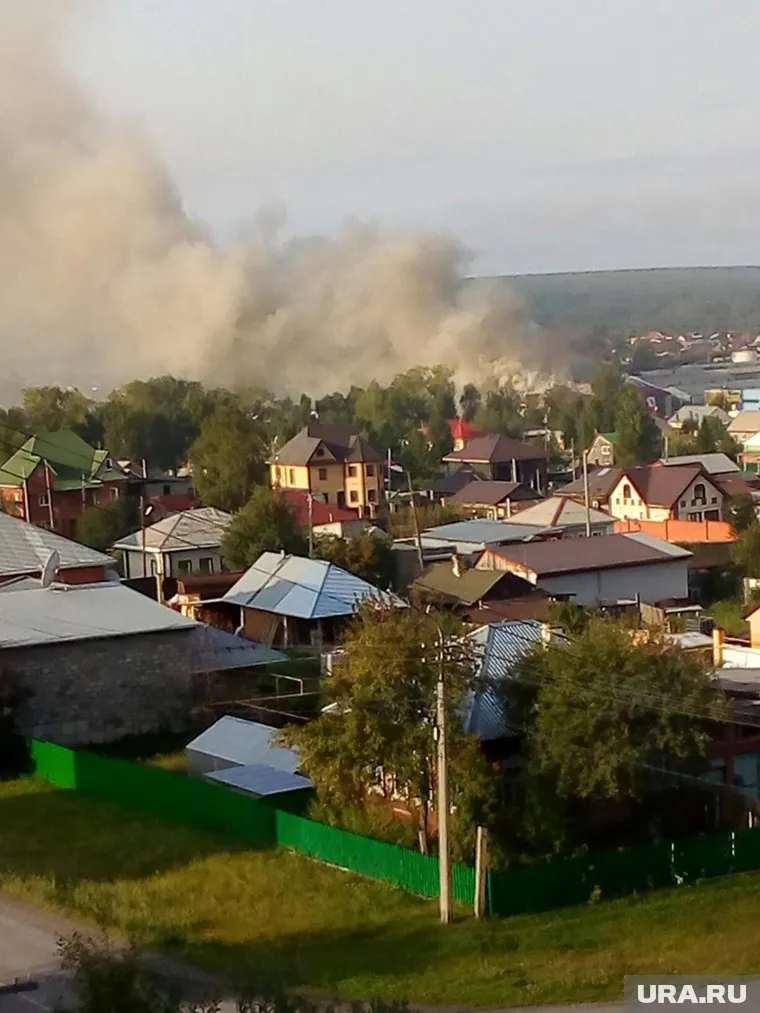 Очевидцы сообщают, что кровля здания охвачена огнем