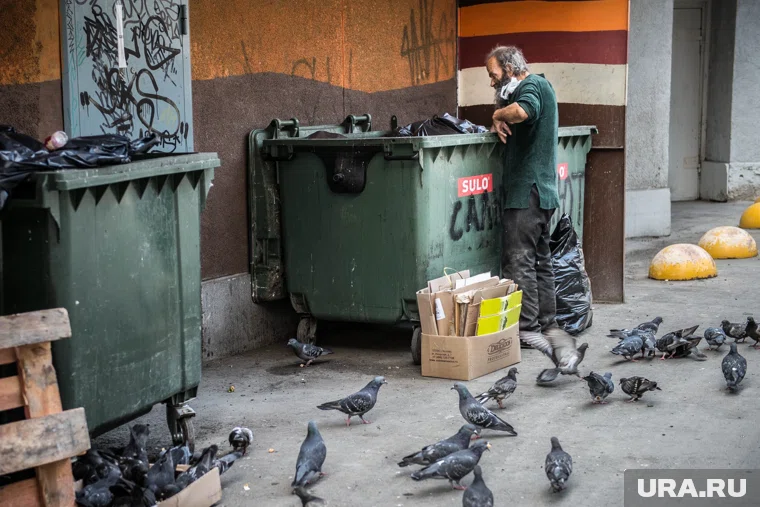 Бездомные служили в 81-й аэромобильной бригаде и были снабжены лопатами и автоматами (архивное фото)