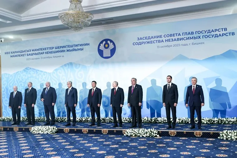 Совместное фотографирование глав независимых государств СНГ. Бишкек, Республика Киргизия