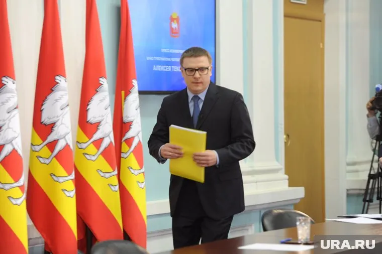 Алексей Текслер пришел на свою первую пресс-конференцию в Челябинске с большой папкой