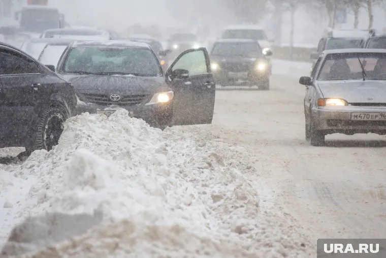 Ямальцы в соцсетях жаловались на снежные завалы на дорогах
