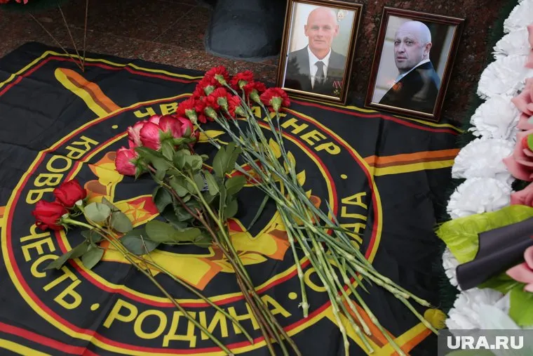 К портретам Евгения Пригожина и Дмитрия Уткина горожане несут цветы
