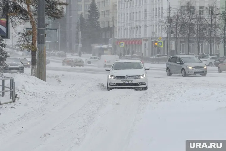 Челябинскую область продолжает засыпать снегом