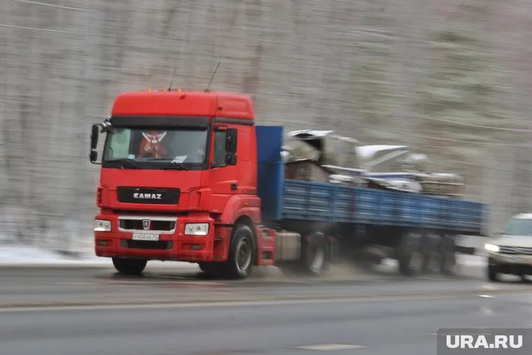 У компании есть свой автопарк из седельных тягачей