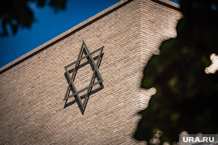 У синагоги Бет-Яаков на юго-западе Франции взорвались две машины, после чего двери в здание охватило пламя, сообщили в иностранных СМИ