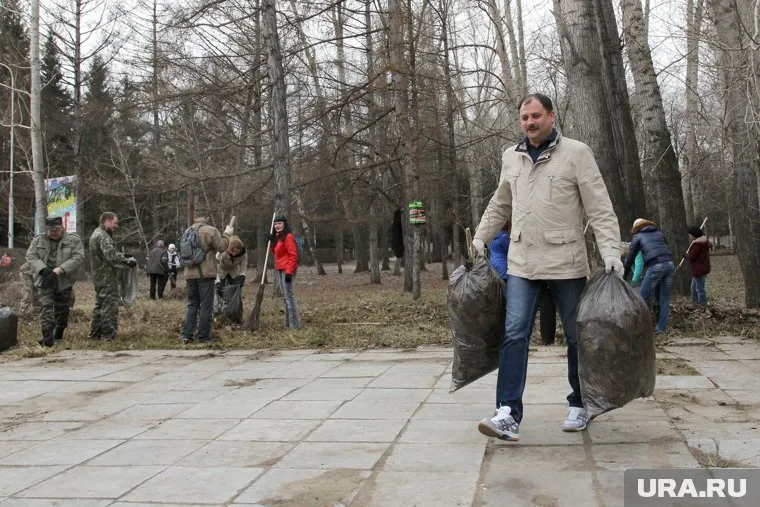 Глава города Сергей Руденко ежегодно принимает участие в субботниках