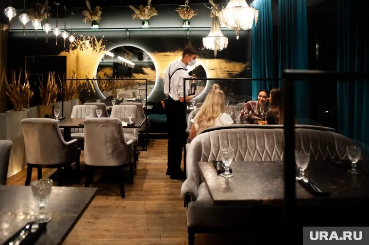 Средние предлагаемые зарплаты работник сферы общепита выросли примерно на три тысячи рублей