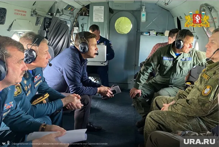 Вертолет доставил губернатора и главу МЧС в Нижние Серги