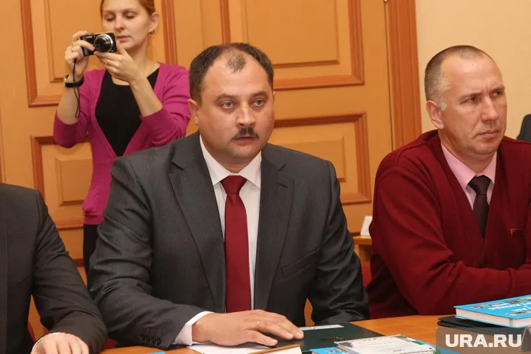 Яков Сидоров (справа) опротестует в суде внезапную отставку Сергея Руденко (слева)
