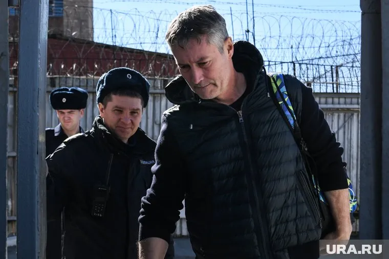 Адвокаты Евгения Ройзмана (иноагент) разыскивают тех, кто смотрел стрим политика 1 июля 2022 года