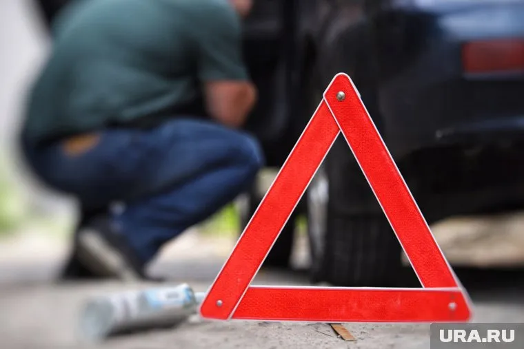 В Кургане очевидцы заметили полицейскую машину, которая врезалась в ограждение на дороге (архивное фото)