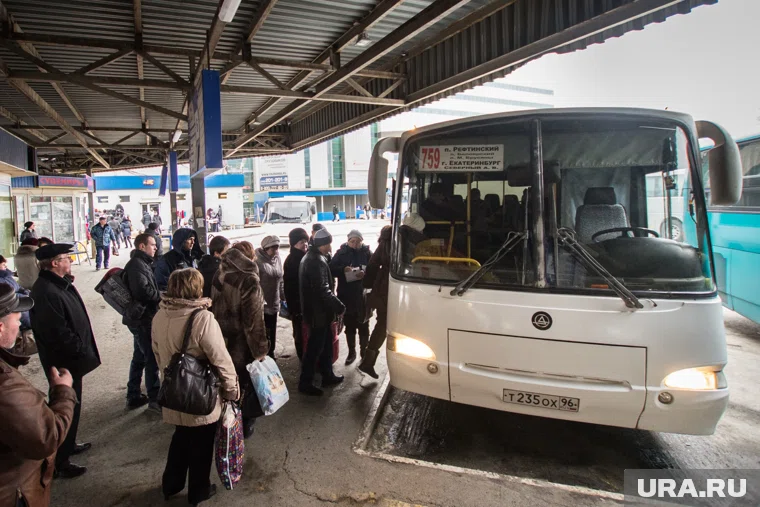 Из-за очереди люди рискуют опоздать на автобус