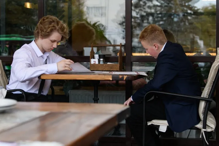 Школьники и студенты на городских улицах в День знаний. Екатеринбург 