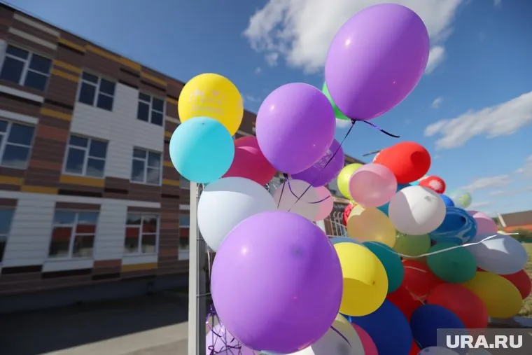 К неоткрытой к 1 сентября новой школе дети в Кетово несли шарики