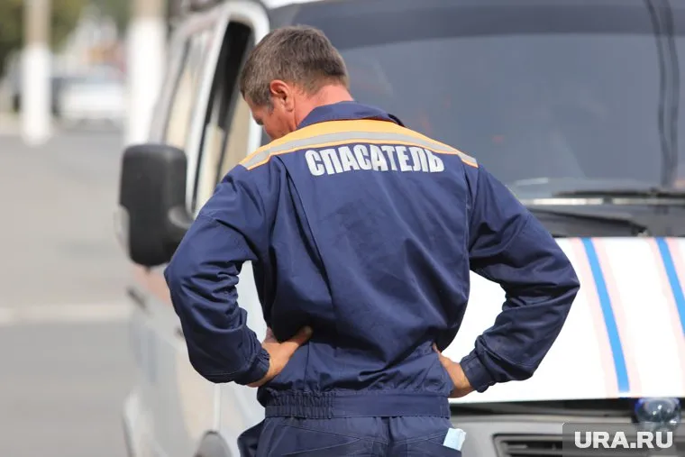 Спасатели вскрыли дверь и решетку, чтобы полиция получила доступ