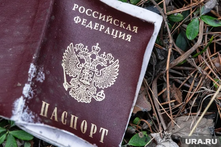 Российские паспорта Комиссаренко и Романова более недействительны, заявили в ФСБ