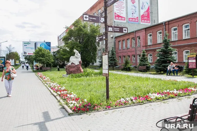 Стену здания театра (справа) могут перенести на территорию сквера