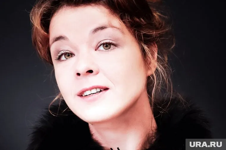 Үлкен бөксесі бар қара әйел қауіпсіз жыныстық қатынасты қалайды. Шабарман үй иесін ұрып тастады (Русский порно)