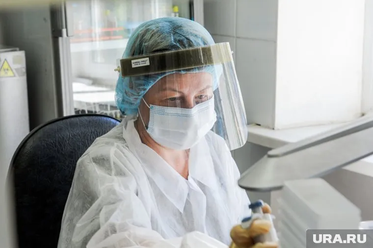 Врачи, контактирующие с коронавирусными больными, продолжат получать специальные выплаты.