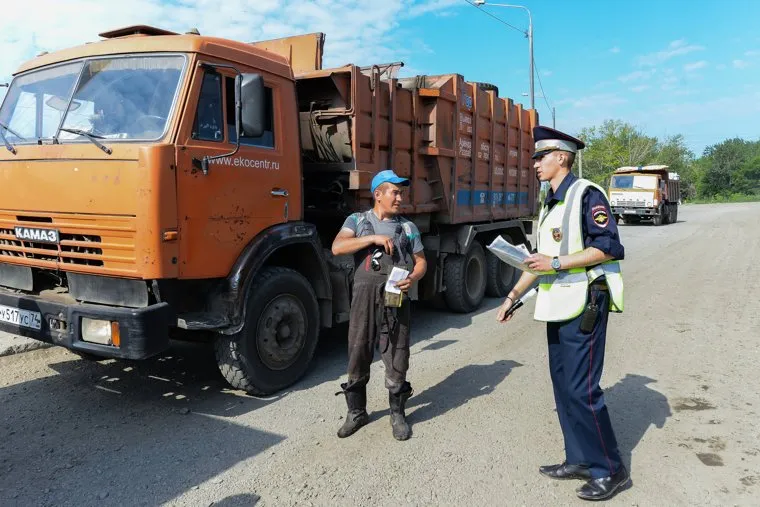 Рейд полиции и представителей Министерства экологии на челябинскую городскую свалку. Челябинск, камаз, полиция, рейд по проверке документов, грузовой транспорт