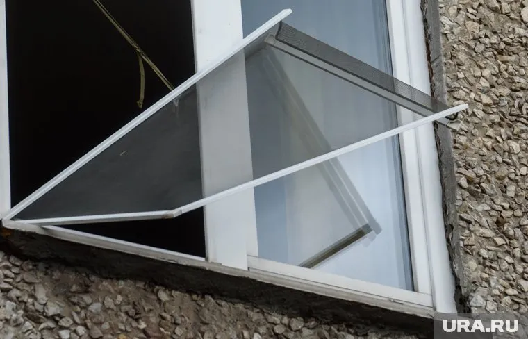 Ребенок выпал из окна, играя у москитной сетки