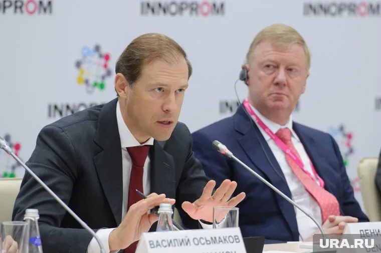 В Кургане ждут федерального министра Дениса Мантурова (слева)