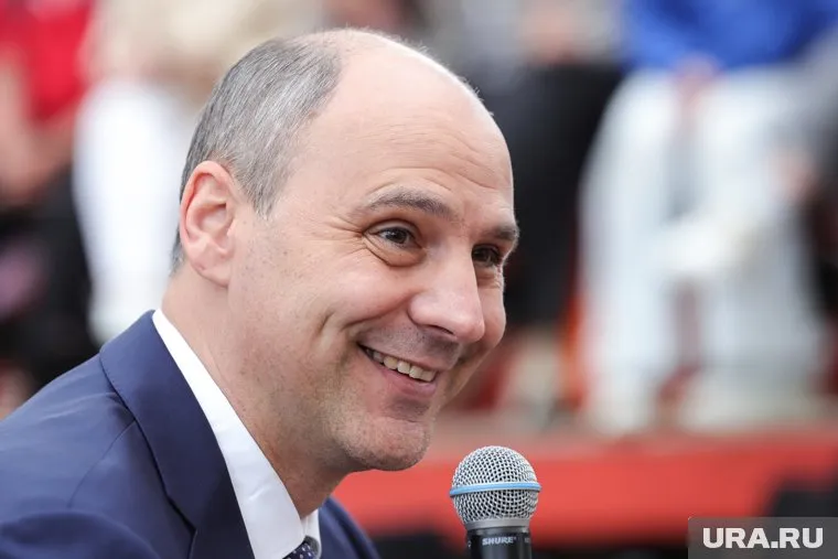 Губернатор Свердловской области показал министру промышленности и торговли Антону Алиханову самолеты «Байкалы» и «Ладога»