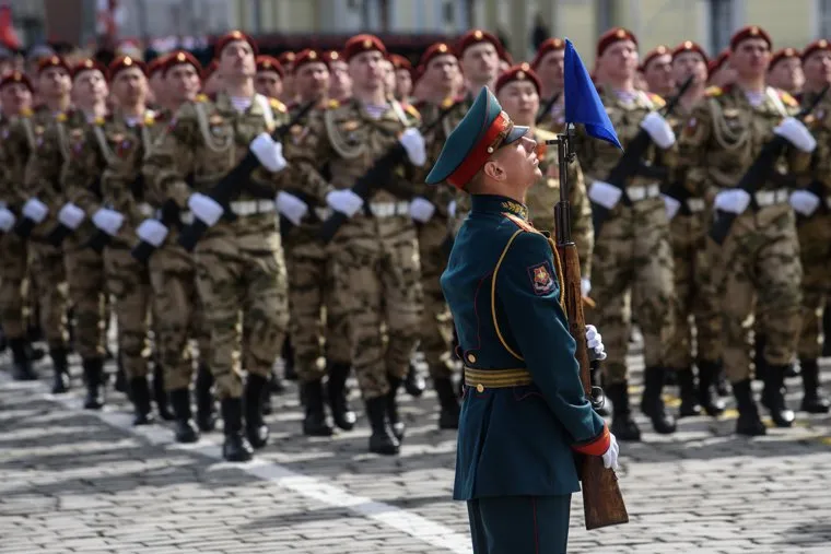 Военный парад в честь Дня Победы на площади 1905 года. Екатеринбург 