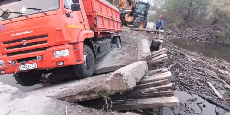 В Курганской области КАМАЗ сломал мост