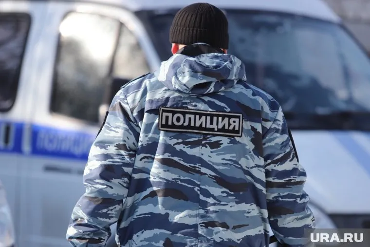 Сотрудников полиции торжественно проводили в служебную командировку