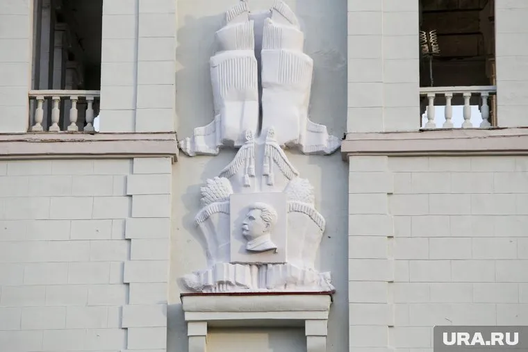 Барельеф Сталину установлен на Окружном Доме Офицеров 13 декабря