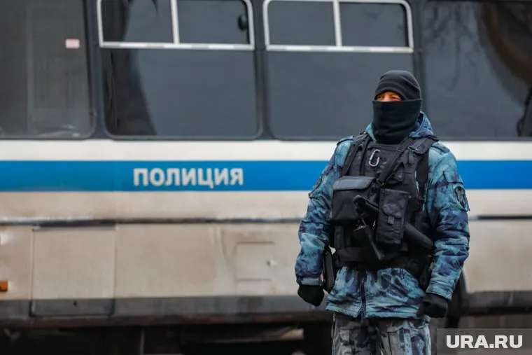 Специалисты проводят проверку торгового центра