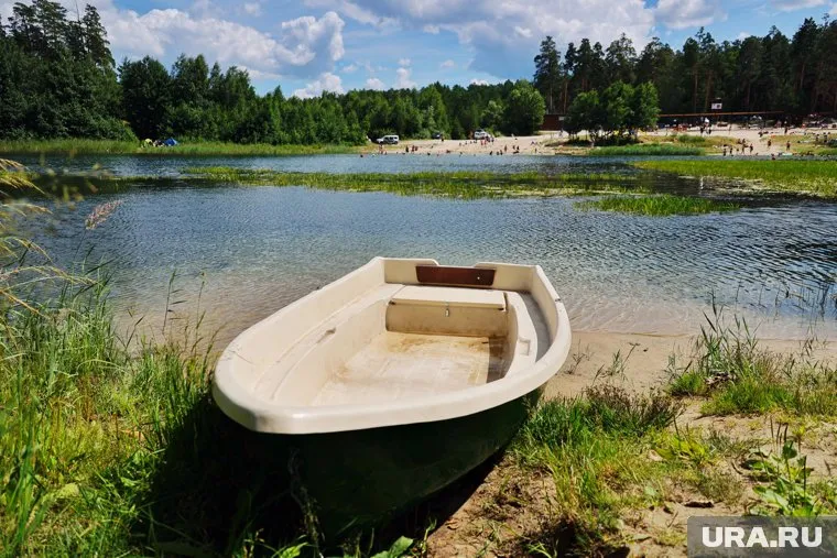 Водитель перевозил пассажиров на крыше в лодке 