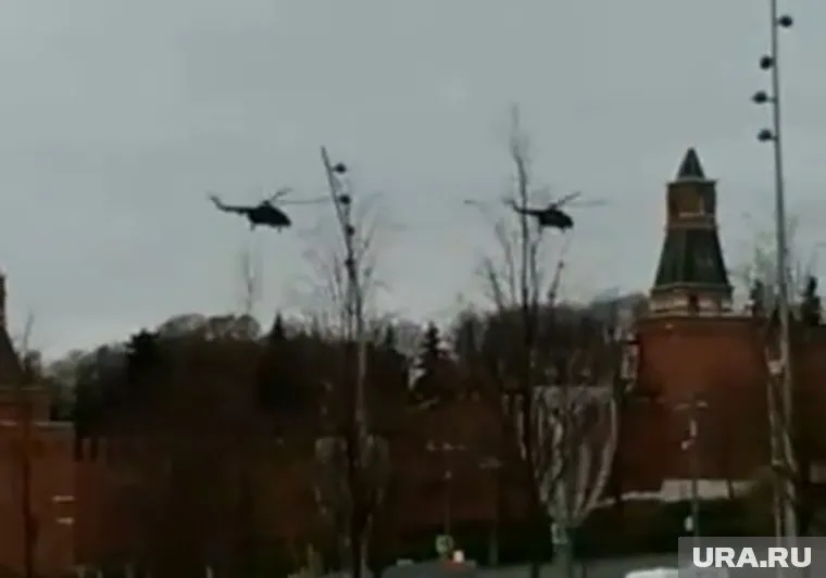 Над Кремлем пролетели два вертолета
