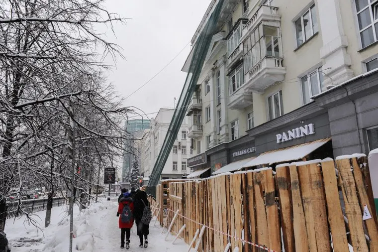 Дом с обрушением карниза Ленина 61. Челябинск, сетка на доме, забор, ленина61