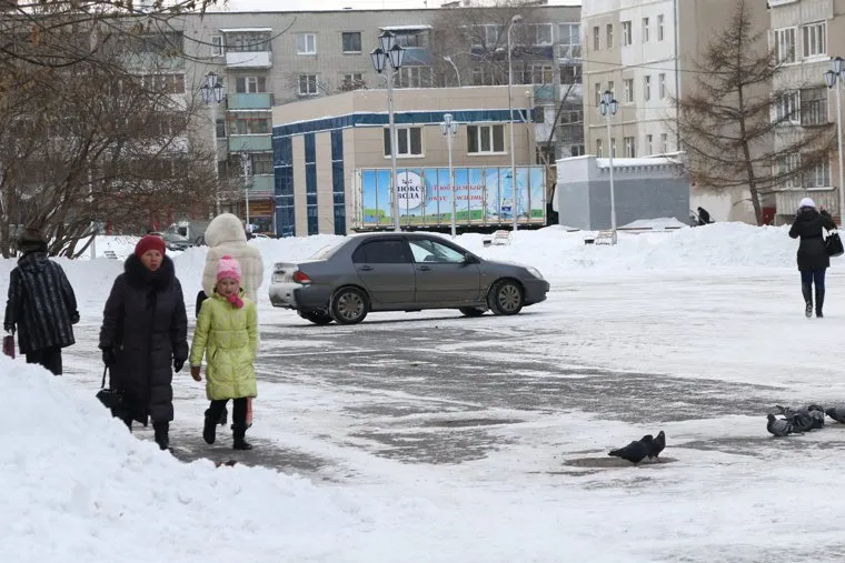Автомобили на пешеходной зоне. Курган, автомобиль на пешеходной зоне