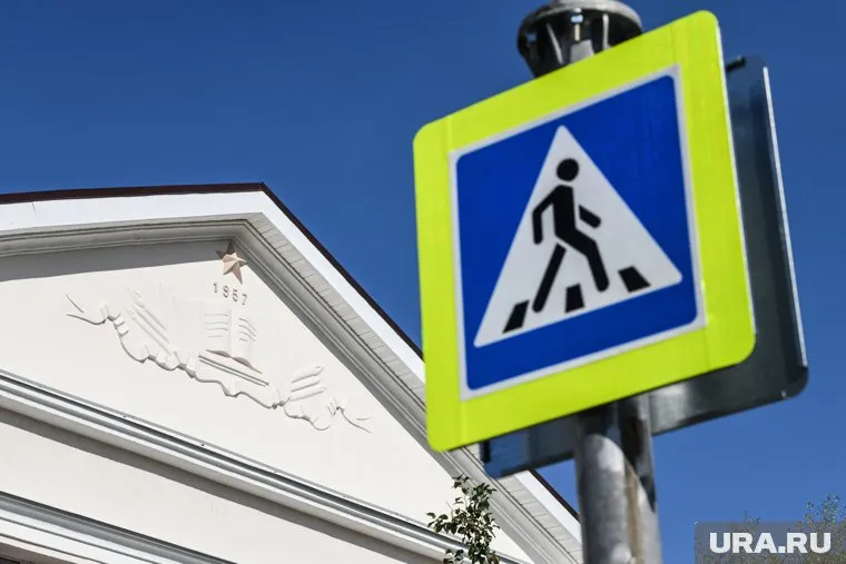 В видео, опубликованном ГИБДД, видно, что в момент происшествия, дети переходили дорогу по пешеходному переходу