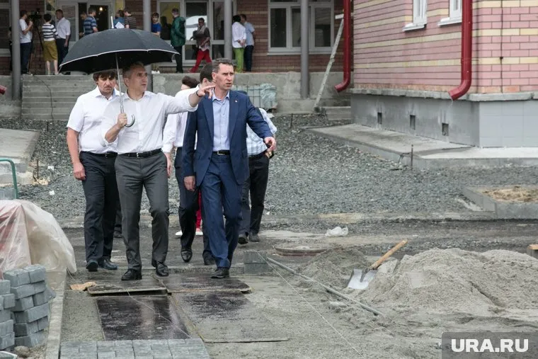 Сергей Шустов (на фото — в синем костюме) сохранит за собой пост начальника Главного управления строительства