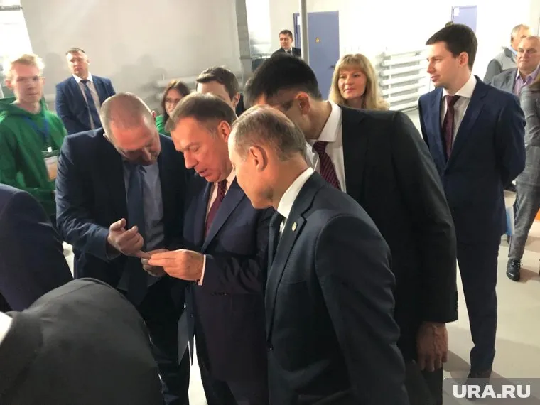 Заместитель полпреда внимательно изучал ответ о составе своего кольца