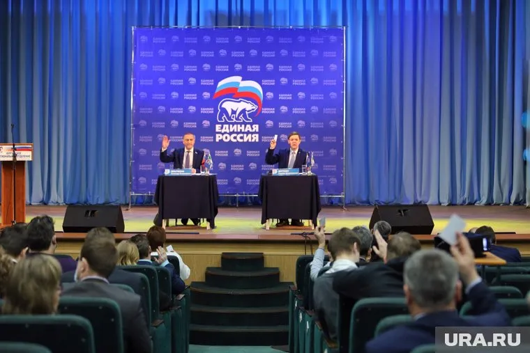 Родион Вяткин (на сцене справа) озвучил задачи на предварительное голосование «ЕР»