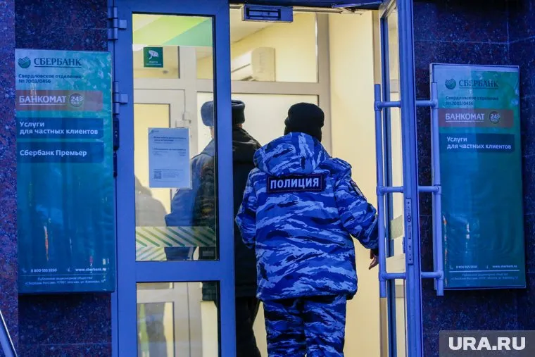 В офисе банка на улице Боровой 60-летний мужчина напал на сотрудника