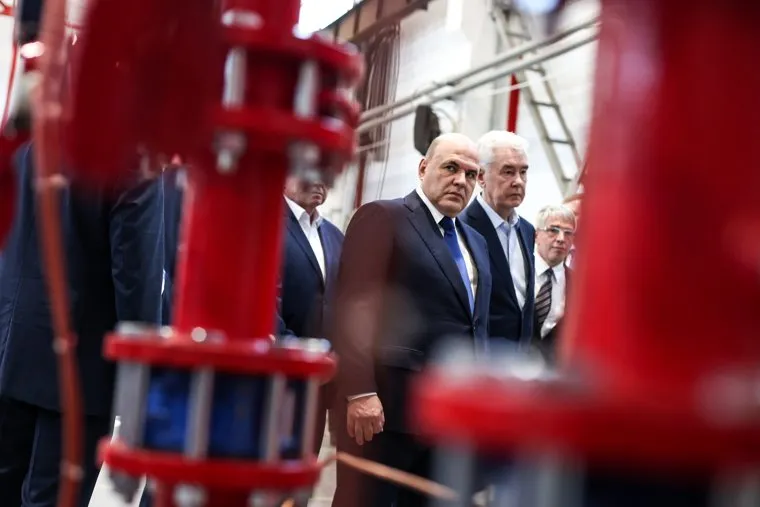 Премьер-министр России Михаил Мишустин во время своего посещения техно-парка "Калибр". Москва