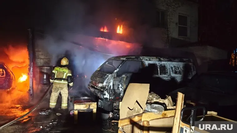 Внутри автосервиса горят легковоспламеняющиеся жидкости