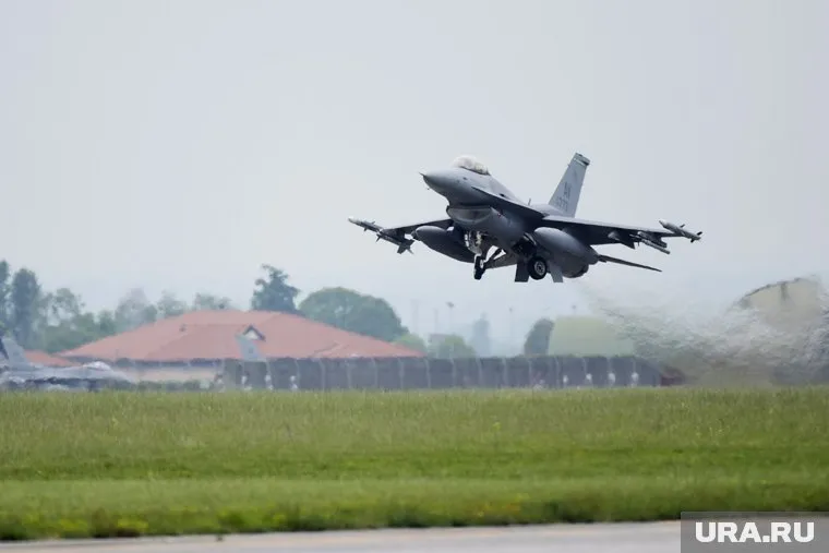 Для истребителей F-16 необходимо будет переобучать пилотов, считает Роберт Кеннеди-младший