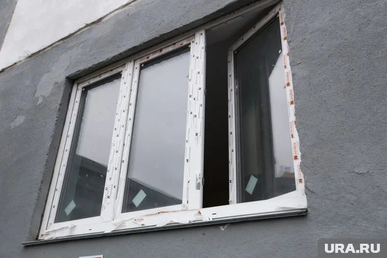 Жители Ноябрьска не могут найти установщиков окон, которые не сделали работу до конца