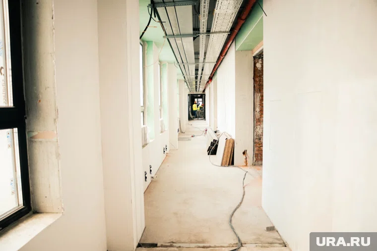 Строители ведут отделочные работы в будущем морге (архивное фото)