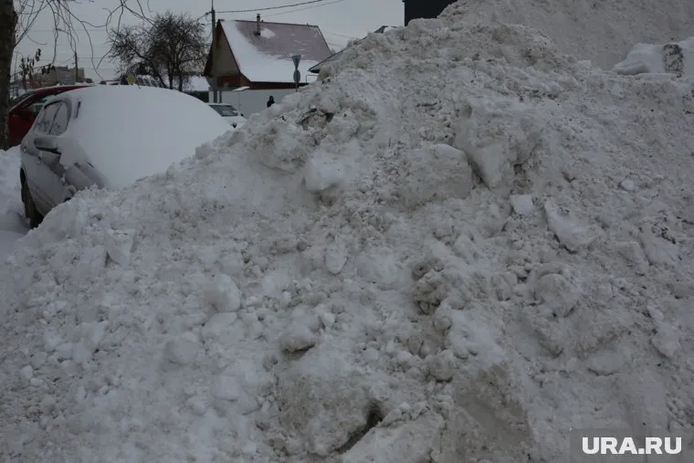 Сугробы и гололед сковали тюменские улицы