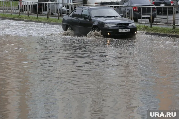 Именно в Зареке регулярно появляются самые глубокие лужи