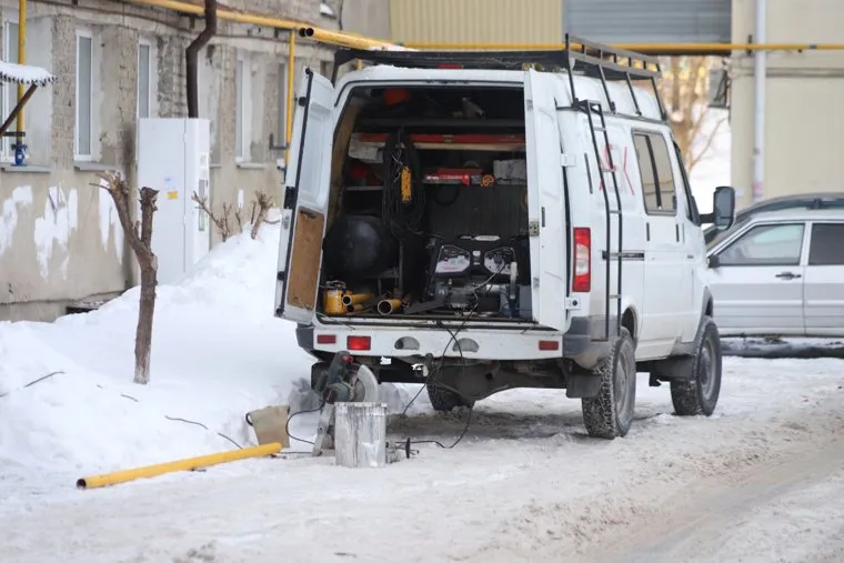 Монтаж газовых труб во дворах домов по улице Коли Мяготина и Ипподромная. Курган