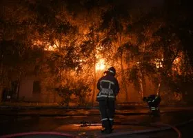 Пожарные в ЯНАО почти час тушили дом мужчины, открывшего стрельбу по приставам